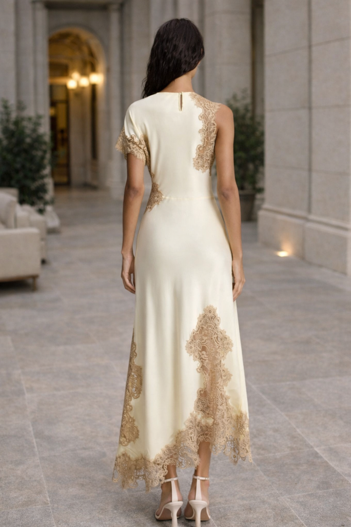 Margaret - Robe maxi avec détails en satin et en dentelle | Élégance